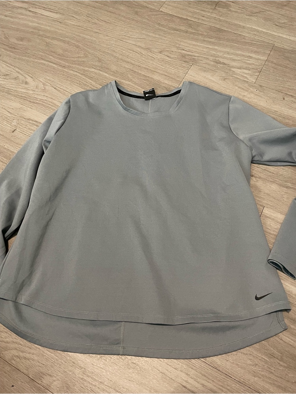 Nike Women’s Gray Long-Sleeve Crew Neck Top